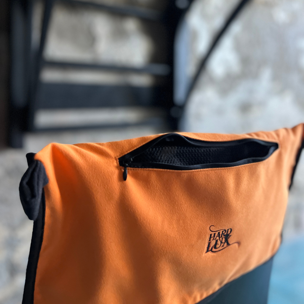 Innovative Sports and Adventure Towel With Integrated Zipper Pocket & Built-in Magnetic Loop 40*110cm